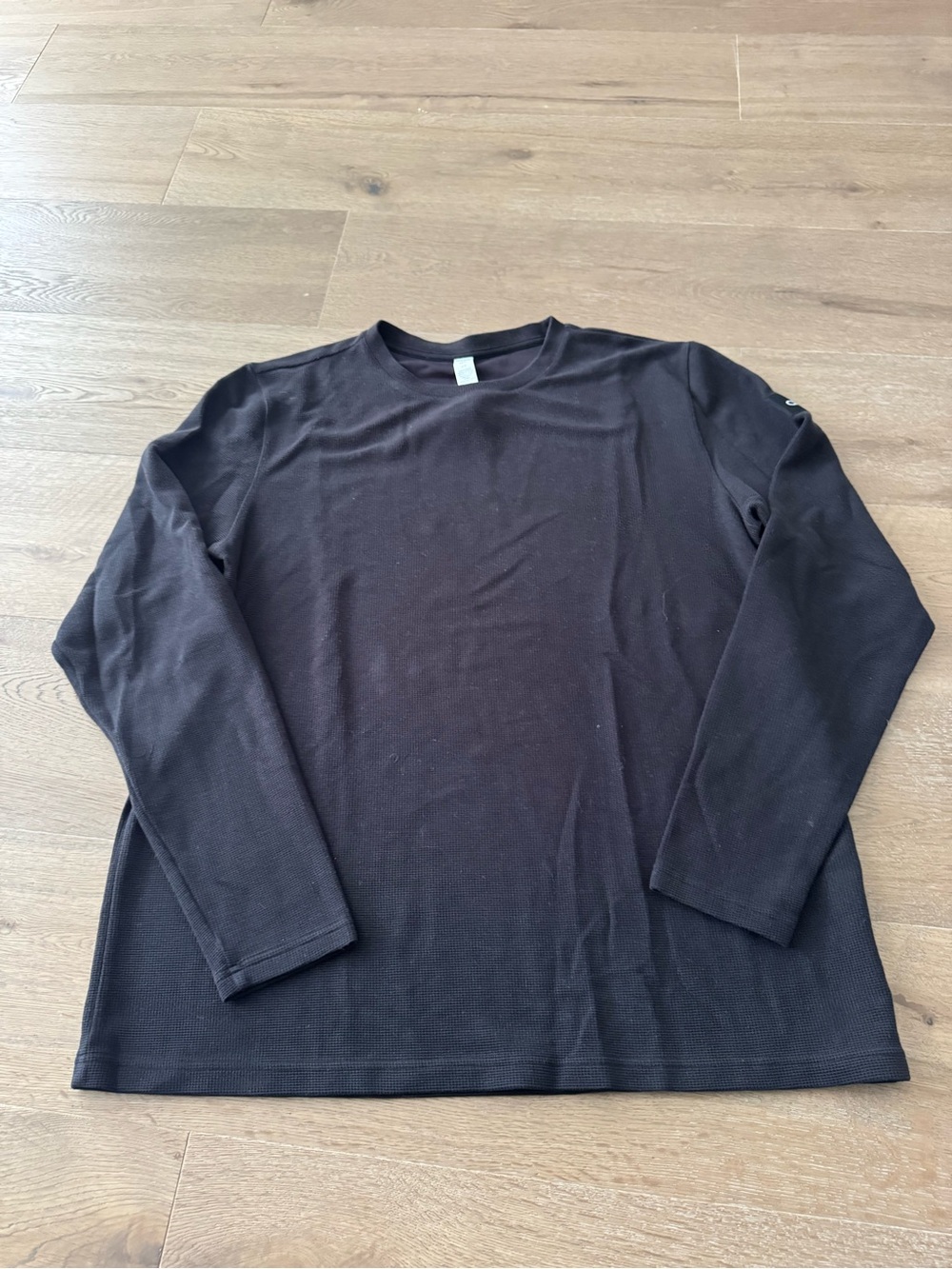 ALO Yoga Men's Long Sleeve Crew Neck Shirt in Black